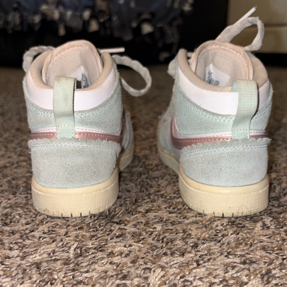 Kids Nike Air Jordan 1 Mid SE GS "Scalloped Edge" Sneaker - Picture 4 of 8